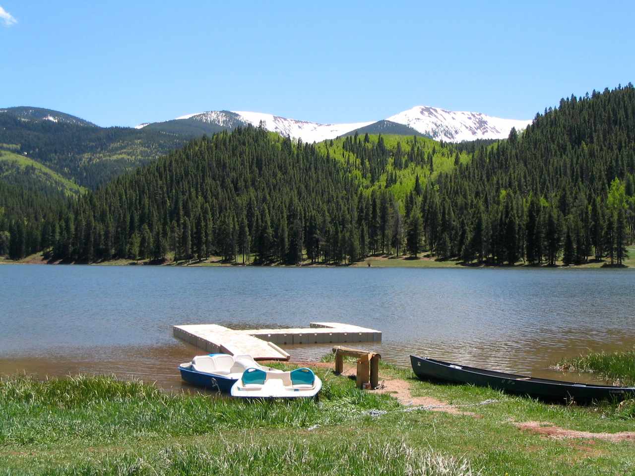 Large modular floating dock system at a Colorado state park